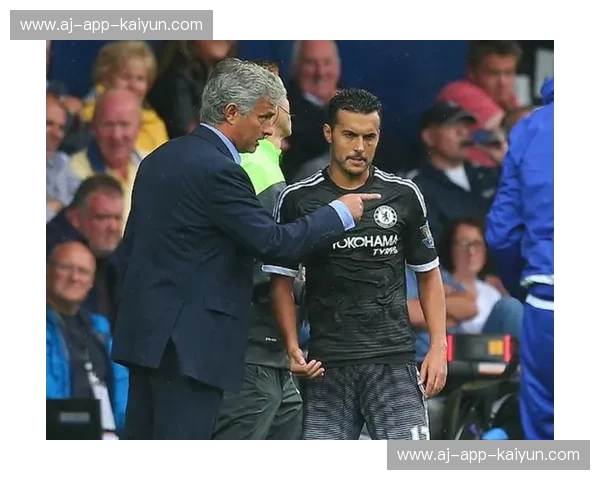 永恒之战，蓝黑与红狼的激情碰撞：罗马德比的荣耀与梦想